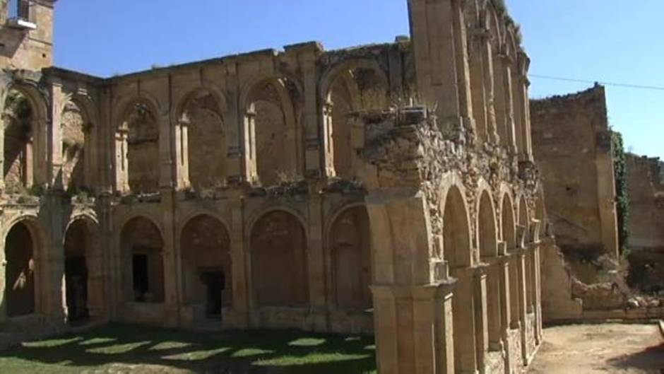 Voluntarios y vecinos trabajan en la rehabilitación del Monasterio de Rioseco