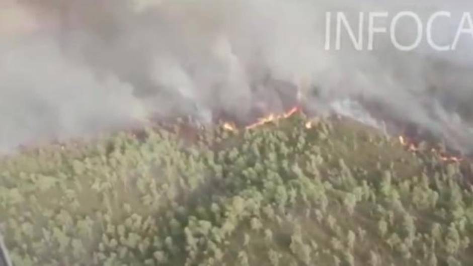 Movilizados más de 200 efectivos para luchar contra el incendio de Almonaster