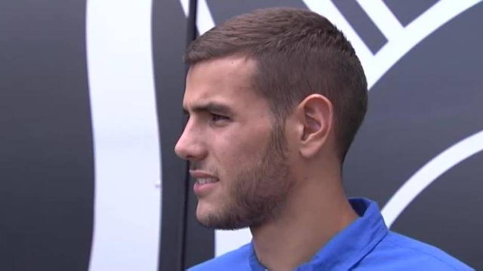 Theo ya posa con la camiseta de la Real Sociedad