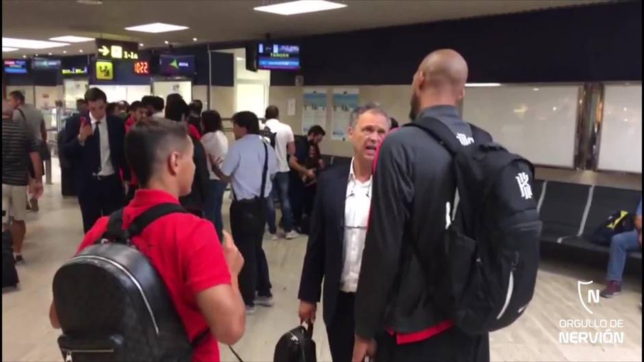 Caparrós dialoga con Nzonzi en el aeropuerto de San Pablo