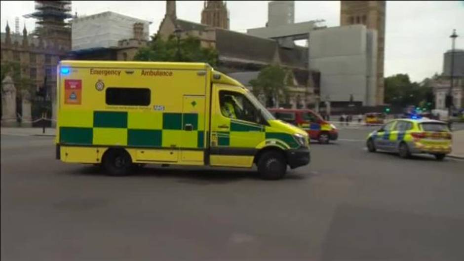 Detenido un hombre tras estrellar su coche contra las barreras del Parlamento británico