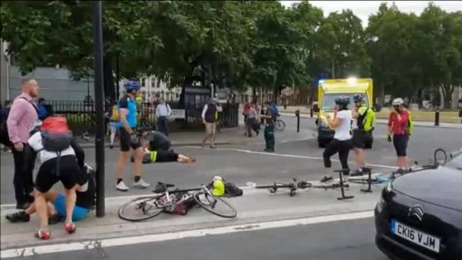 Varios ciclistas heridos tras ser atropellados por un coche frente al Parlamento británico