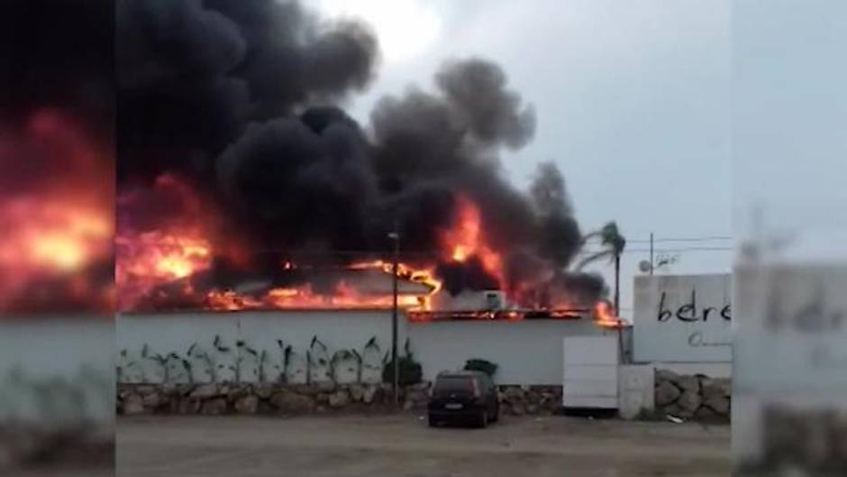 Un incendio afecta a un chiringuito en el paseo marítimo de Torre del Mar