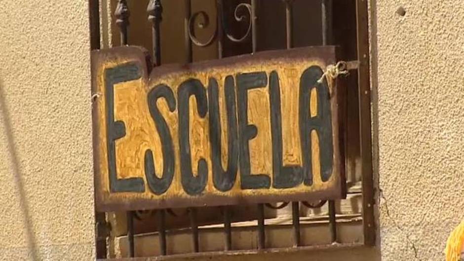 Muñecos para denunciar la desaparición de un pueblo de Cuenca