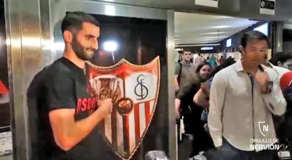 Gonalons llega a Sevilla para firmar por el equipo de Nervión