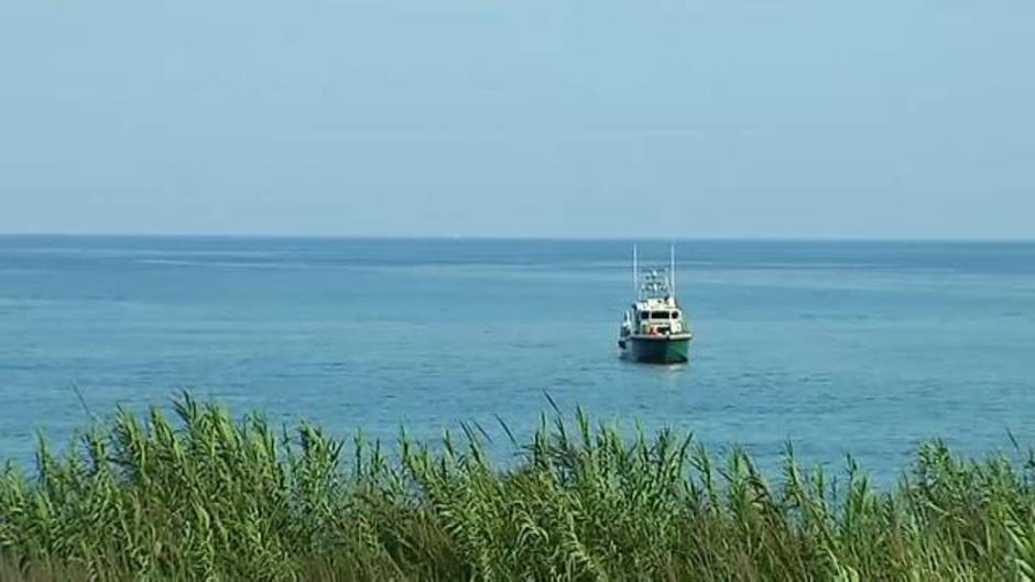Hallan un cadáver sumergido y atado a unos bidones en Salobreña