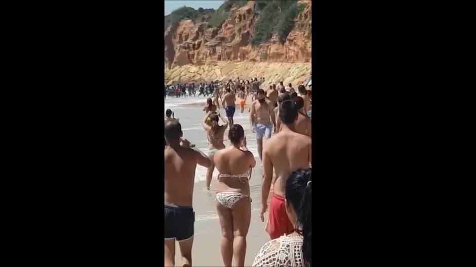 Llega una patera a la playa de La Barrosa, en Chiclana