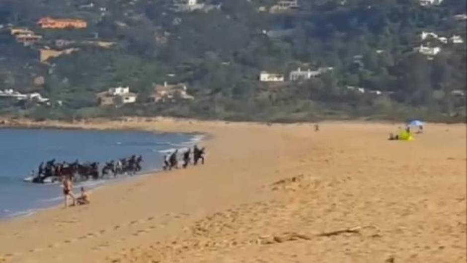 Pateras entre sombrillas y toallas en Cádiz