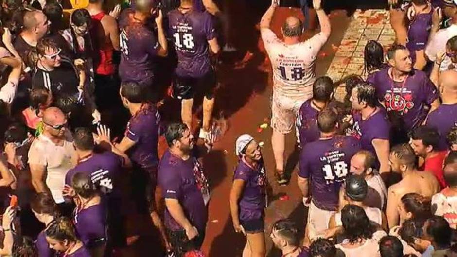 La Tomatina tiñe de rojo Buñol con 145.000 kilos de tomate