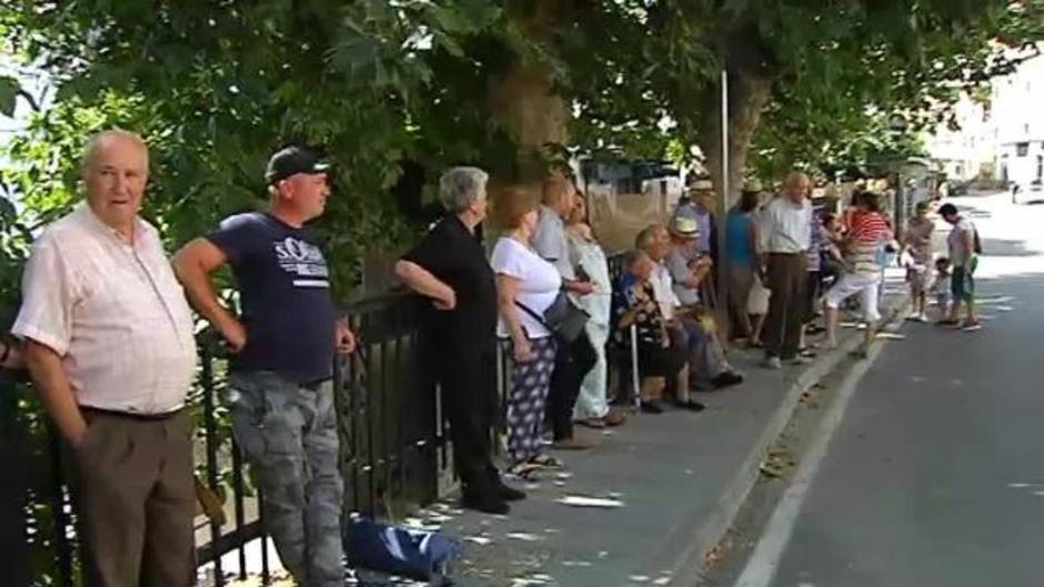 Largas colas para acceder al único banco de Mecina