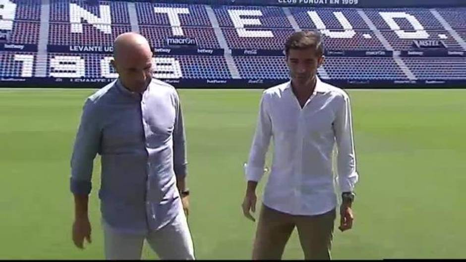 Buen rollo entre los entrenadores de Levante y Valencia antes del derbi