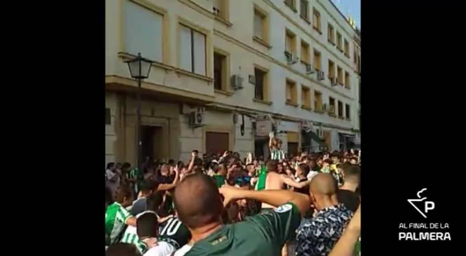 Los aficionados del Betis viven la previa del derbi