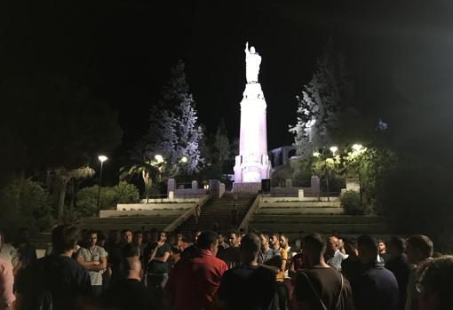 Los costaleros, durante la igualá