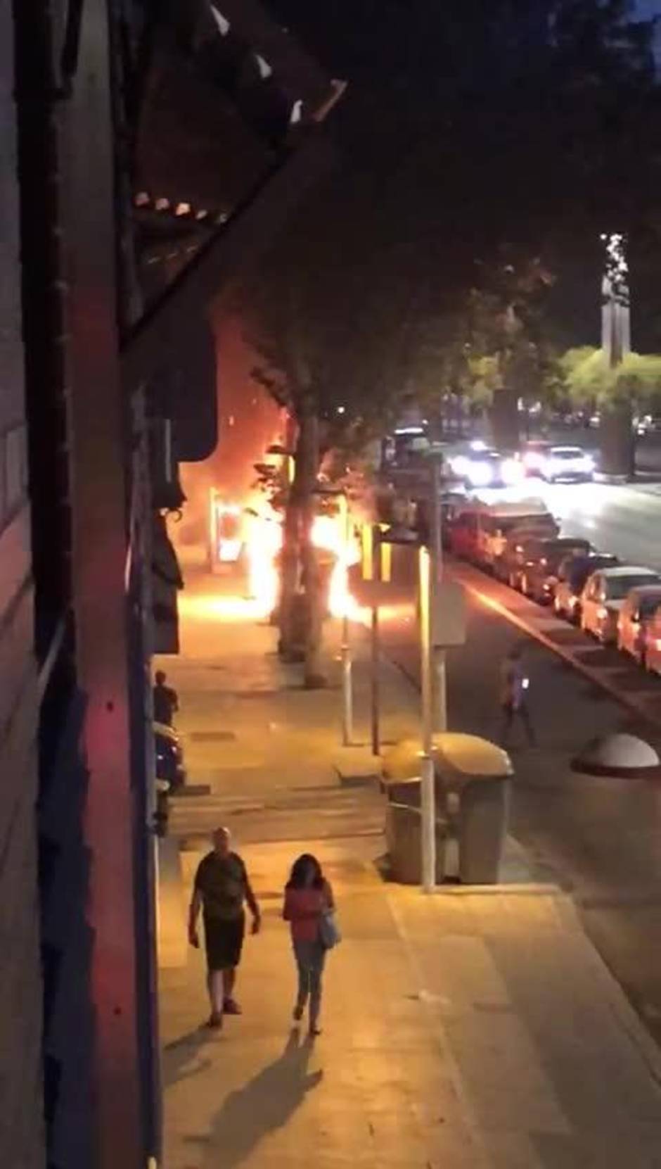 El incendio de un contenedor provoca una columna de humo en la calle Torneo de Sevilla