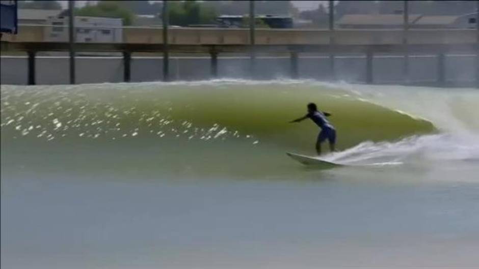 El surfista Gabriel Medina desafía a la gravedad en las playas de California