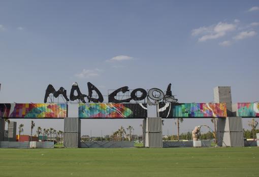 La entrada del Mad Cool con el cartel cubierto con plástico