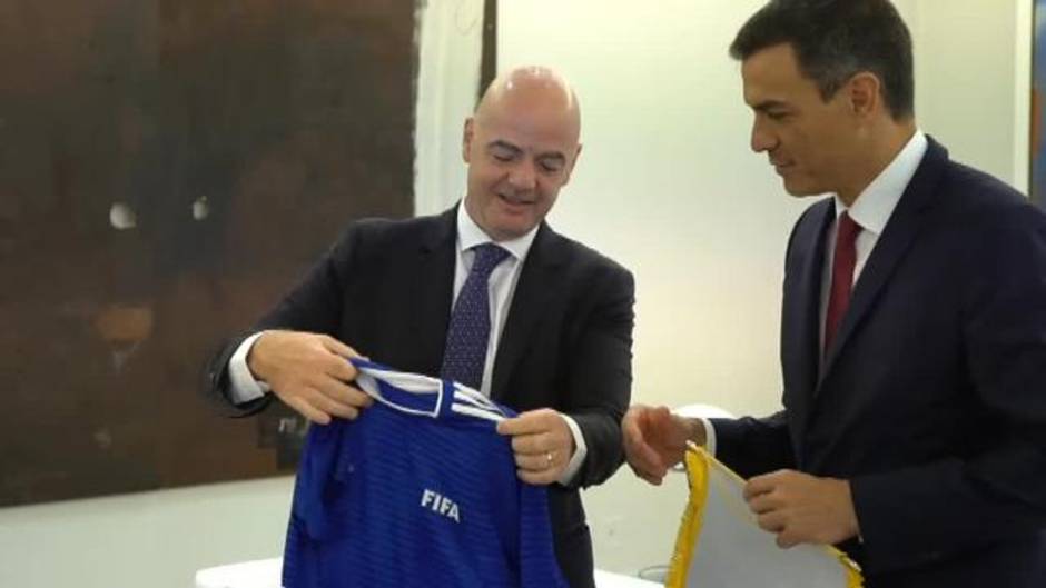 Pedro Sánchez recibe a Luis Rubiales y a Gianni Infantino en La Moncloa