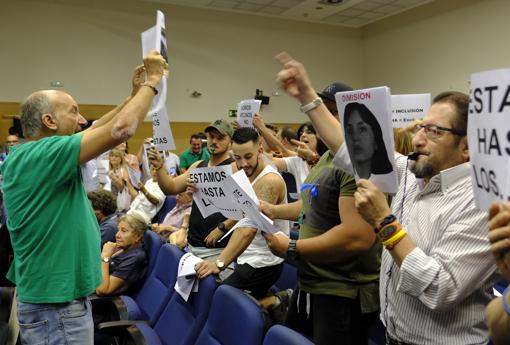 Detractores de la edil anticapitalista protestan al inicio del Pleno