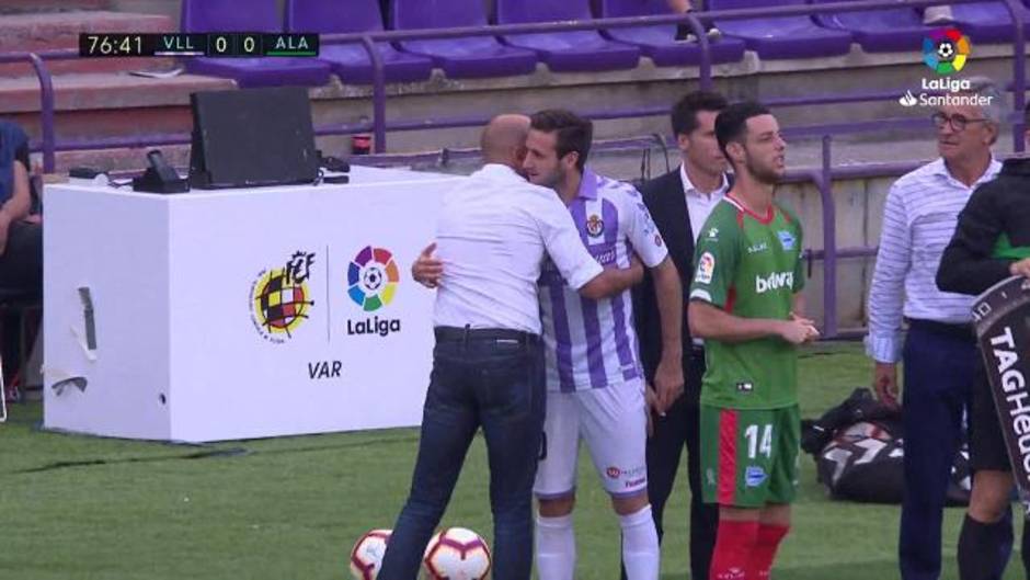 Jornada 4. Saludo entre Abelardo y Duje Cop en el Real Valladolid, 0 - Alavés, 1