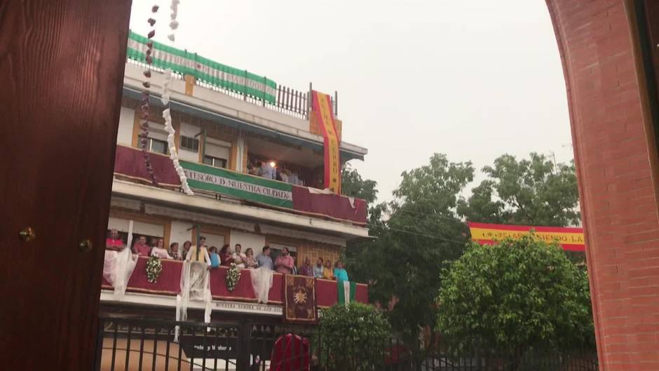 La lluvia frustra la procesión extraordinaria de la Virgen de los Dolores del Cerro