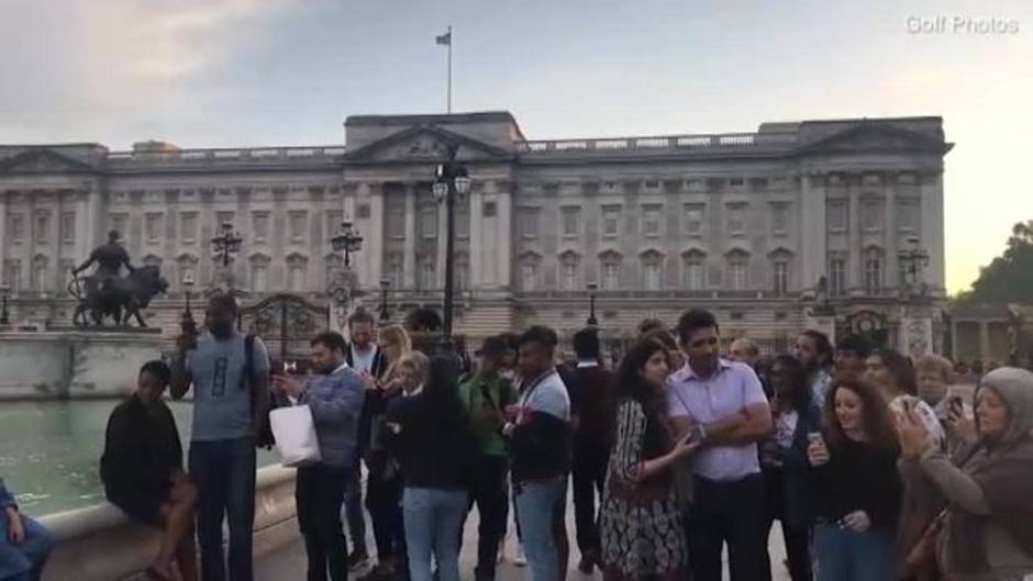 Justin Bieber saca su lado más romántico frente al Palacio de Buckingham en Londres