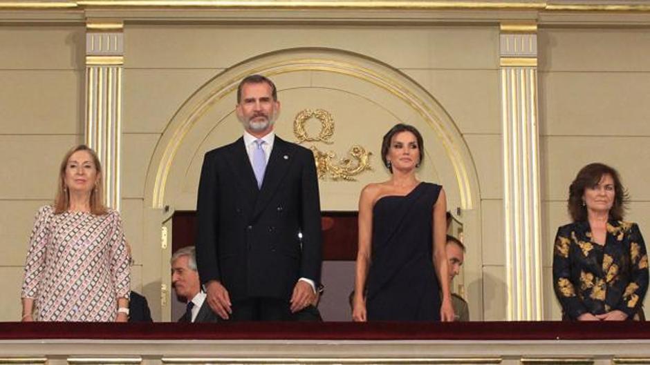 Los Reyes son despedidos entre aplausos a la salida del Teatro Real