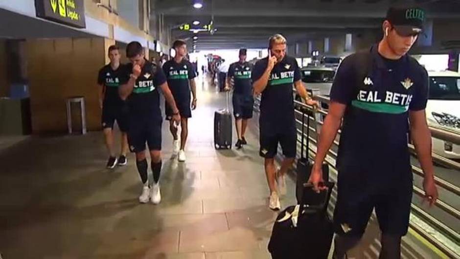 Joaquín la vuelve a liar en la llegada del Betis a Sevilla
