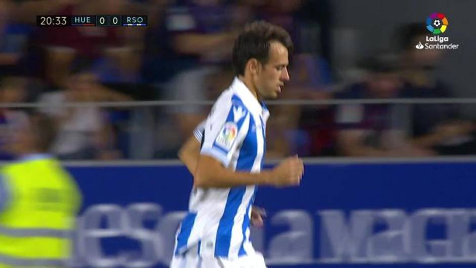 Centro-chut de Pardo en el Huesca 0-1 Real Sociedad