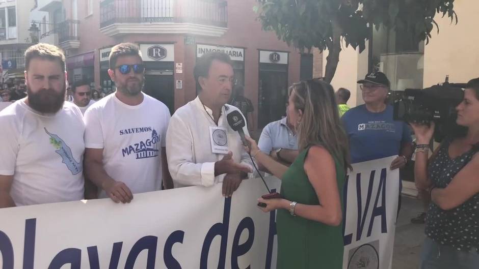 La costa de Huelva se manifiesta en demanda de arena para sus playas