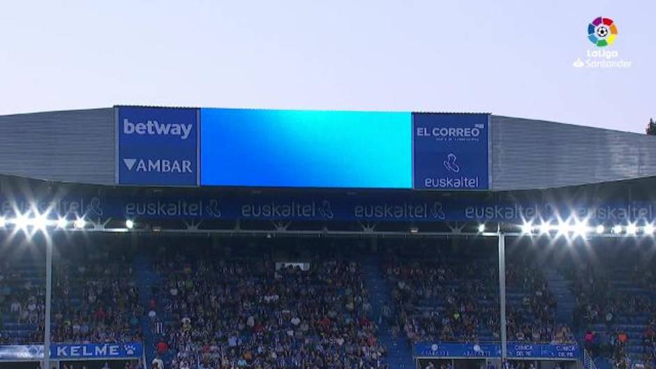 La Liga (J6). Homenaje a Ángel Benito tras permanecer 44 años en el Alavés, en los minutos previos al Alavés 1 - Getafe 1