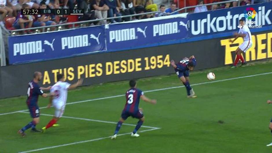 Éver Banega convierte el penalti de Cote en gol para el Sevilla (1-3)