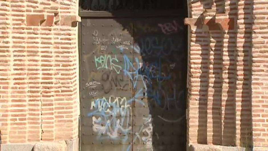 Una ermita medieval entre grafitis y restos de basura