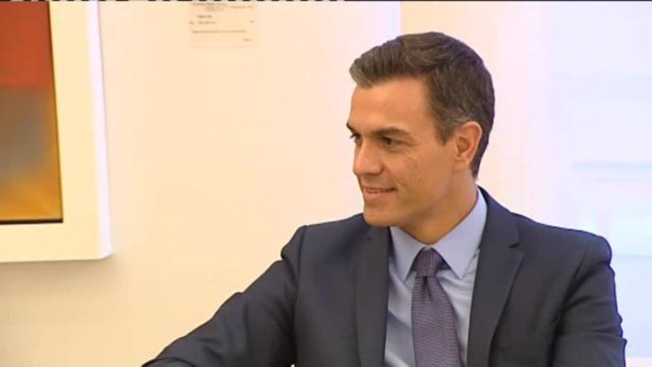 Pedro Sánchez recibe en Moncloa al fundador del Foro Davos