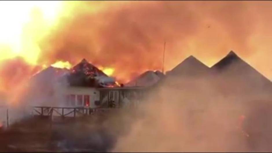 Efectivos trabajan en la extinción de un incendio en Chipiona