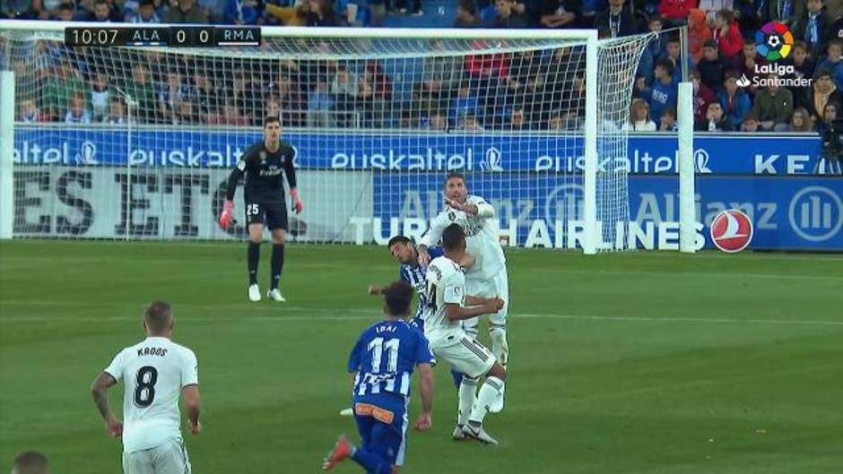 La falta de Sergio Ramos sobre Calleri que no pitó el árbitro en el Alavés 1 - 0 Real Madrid