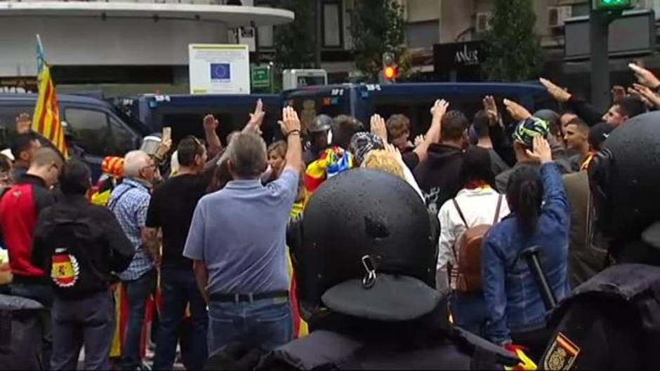 La Policía carga contra 200 ultraderechistas en Valencia