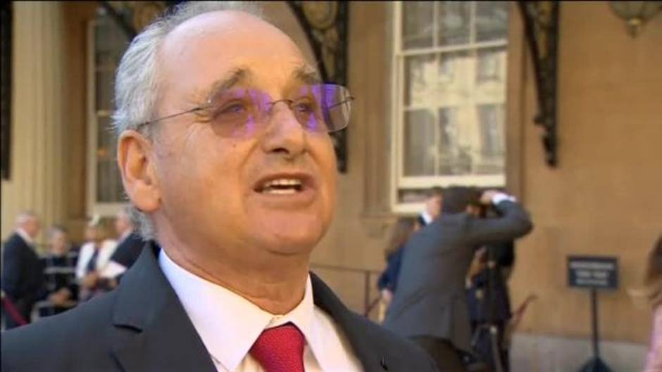 La Reina de Inglaterra entrega la medalla al valor a título póstumo a Ignacio Echeverría