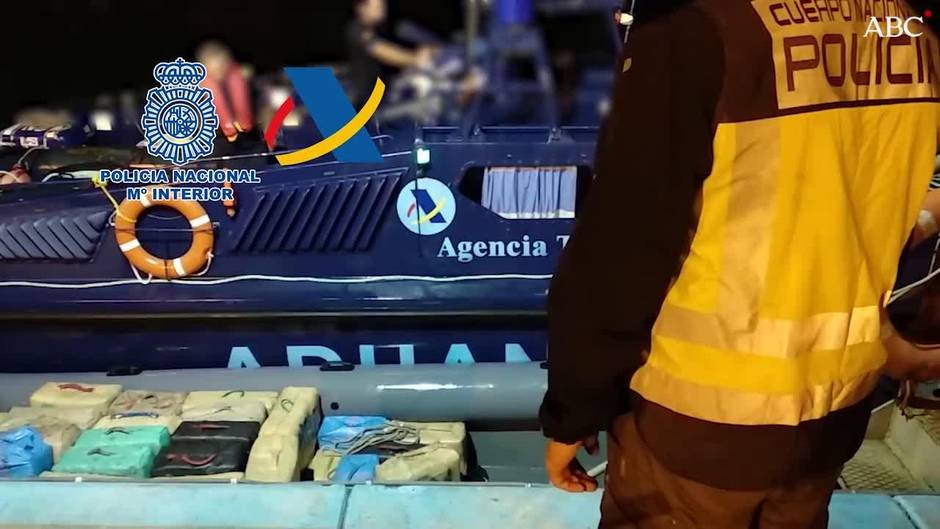 La Policía Nacional y la Agencia Tributaria aprehenden cinco toneladas y media de hachís en aguas del estrecho de Gibraltar