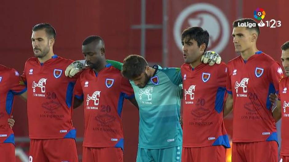 El minuto de silencio que guardaron los jugadores en el Numancia-Zaragoza