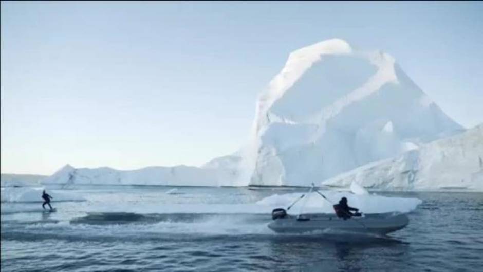 Esquí acuático extremo entre icebergs en Groenlandia