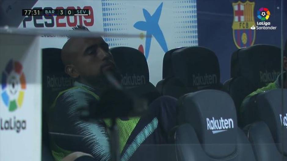 El mosqueo de Arturo Vidal en el banquillo del Camp Nou