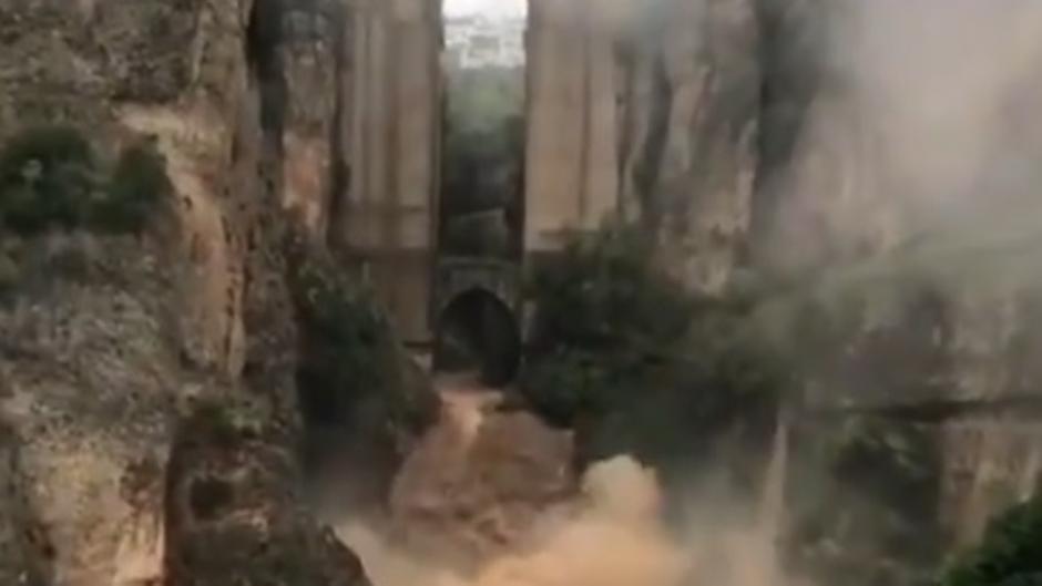 El impresionante torrente de agua que baja el tajo de Ronda