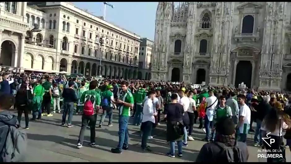 La afición del Betis, en la plaza del Plaza del Duomo de Milán