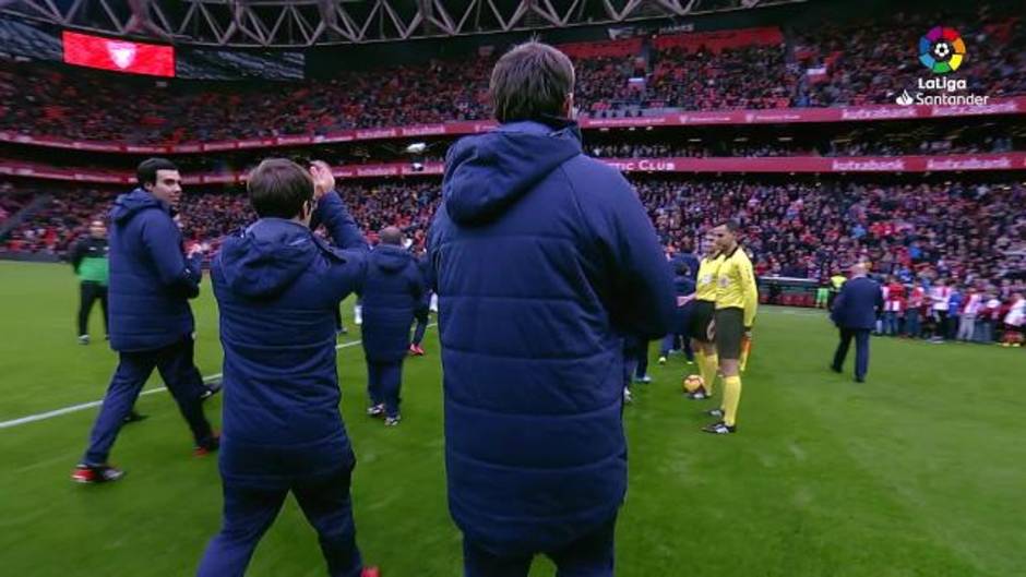 LaLiga Santander (J10): Entrega del trofeo a los jugadores del Athletic de la Liga Genuine