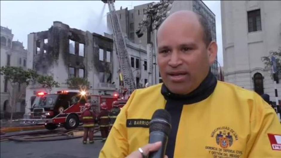 Arde un edificio histórico en el centro de Lima