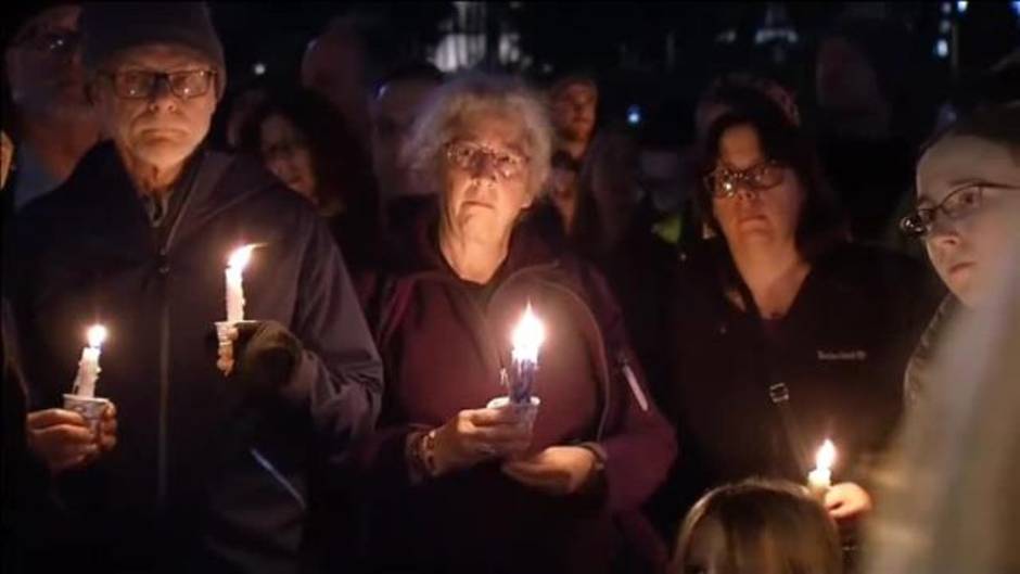 Cientos de personas celebran una vigilia en memoria de las víctimas del tiroteo de Pittsburgh