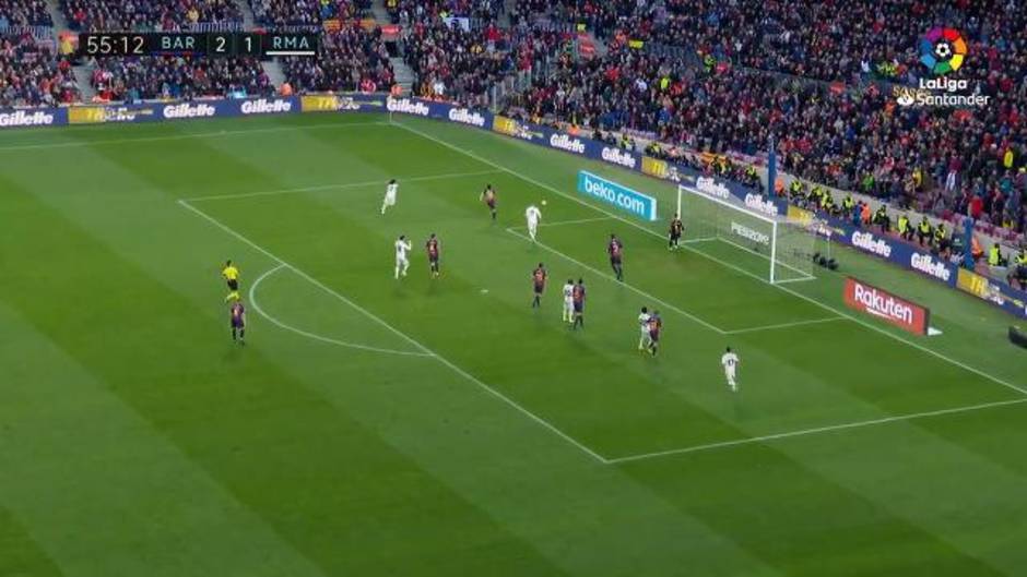 Modric estrelló el balón en el palo con 2-1 a favor del Barcelona