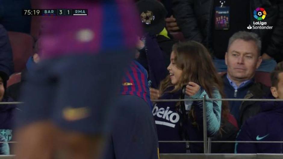 Luis Suárez celebra un gol con sus hijos en el Barcelona 5-1 Real Madrid