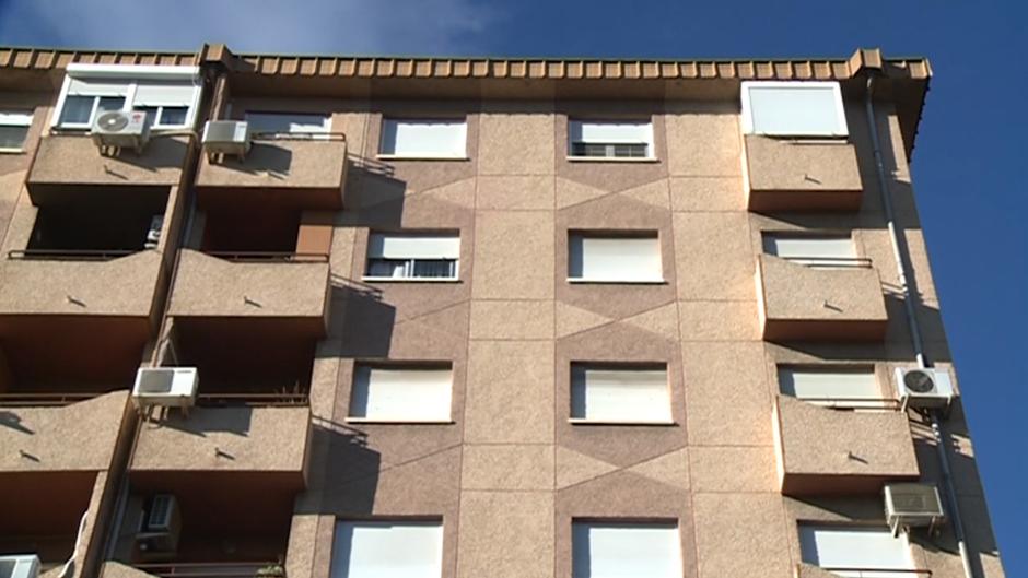 Una madre se lanza con su hijo de 4 años desde un sexto piso en murcia