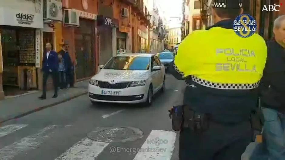 Denuncian a trece vehículos con conductor por circular por calles restringidas en Sevilla